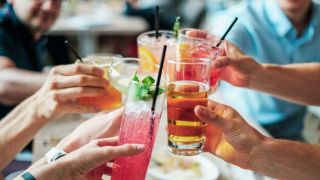 Brasileiro passou a beber mais álcool e a fumar menos, diz o IBGE