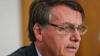 Bolsonaro diz que é “daltônico” para a cor da pele e que Brasil tem questões mais complexas do que problemas raciais