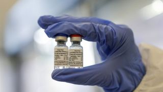 Rússia diz que vacina contra o coronavírus teve eficácia “acima de 95%” após segunda dose