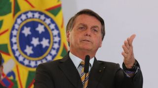 “A gente se prepara pra tudo”, admite Bolsonaro sobre prorrogar o auxílio emergencial