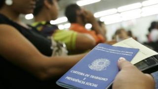 Brasil abre 394 mil empregos formais em outubro, melhor saldo para o mês em 29 anos