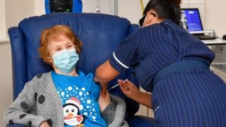 Com idosa de 90 anos, Reino Unido inicia vacinação contra a Covid-19