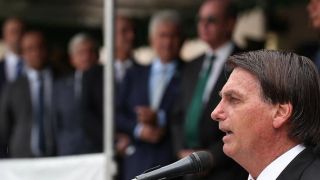 Bolsonaro ressalta queda no dólar e pede a governadores que não fechem comércio