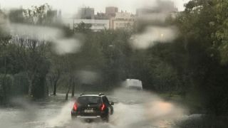Forte temporal causa bloqueios no trânsito e deixa 65 mil pessoas sem energia elétrica em Porto Alegre