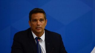 Investimento em vacina é mais barato que prorrogar auxílio, diz presidente do BC