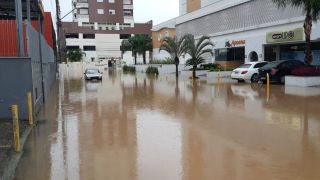 Chuva provoca mortes, enxurrada e estragos em Santa Catarina
