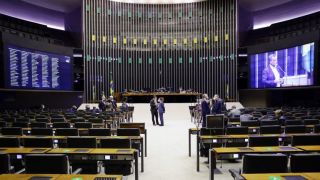 A Câmara dos Deputados barra o termo de consentimento para quem se vacinar contra o coronavírus