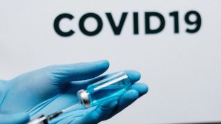 Primeiras doses da vacina da AstraZeneca estarão disponíveis em fevereiro no Brasil