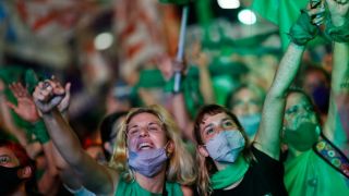 Senado da Argentina aprova legalização do aborto no país