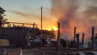 Incêndio em depósito de veículos é atendido por bombeiros em Camaquã