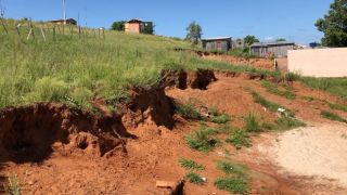 Criança de 6 anos morre após ficar soterrada em Santana do Livramento