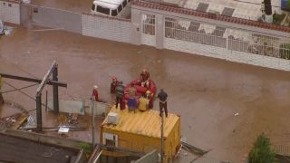 Chuva forte atinge cidade de SP e provoca alagamentos; bombeiros usam botes para resgatar pessoas ilhadas