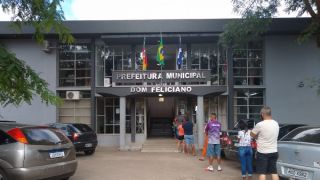 Fila é realizada na Prefeitura Municipal para inscrição de Processo Seletivo