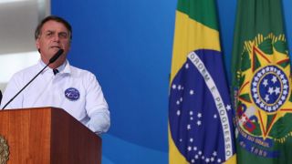 “A vacina é do Brasil, não é de nenhum governador”, diz Bolsonaro