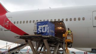 Avião com dois milhões de doses da vacina de Oxford chega ao Brasil
