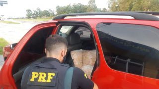 Polícia Rodoviária Federal apreende mais de 300 kg de peixe e camarão em Rio Grande