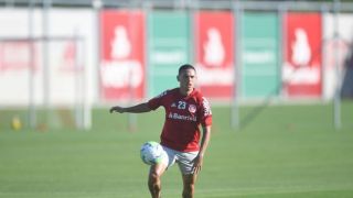 Marcos Guilherme completa 50 jogos com a camisa colorada e pode voltar a ter espaço com Abel Braga