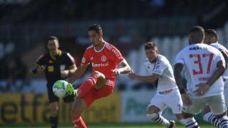 O Inter supera o Vasco por 2 a 0 no São Januário e mantém a liderança no Brasileirão