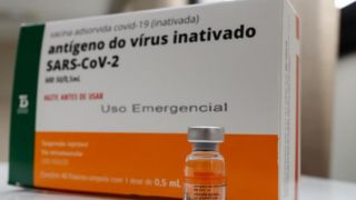 O Ministério da Saúde assina contrato para a compra de mais 54 milhões de doses da CoronaVac