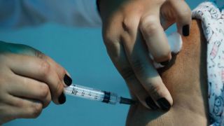 Imunidade pós-vacina pode demorar semanas, dizem especialistas