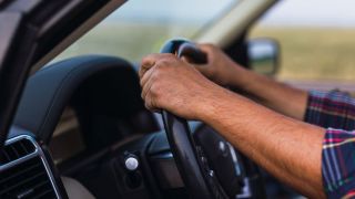 Uso dos faróis de dia e pontuação na CNH mudam em abril