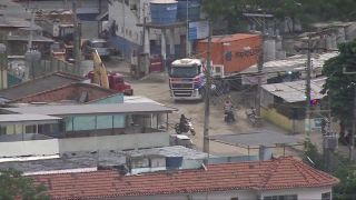 Dono de caminhões roubados no RJ aluga helicóptero para tentar recuperar a carga; bandidos atiram em aeronave