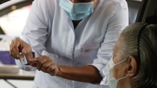 Com mais 1.800 mortes em 24 horas, o Brasil tem o segundo dia com mais óbitos confirmados desde o início da pandemia