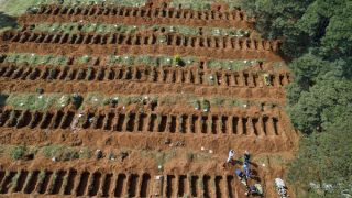 Brasil atinge 300 mil mortos por Covid-19 um dia após recorde de mais de 3 mil vidas perdidas em 24 horas