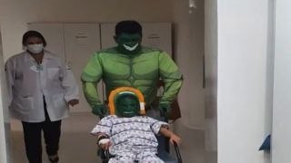 Menino de 8 anos ganha máscara de super-herói para enfrentar tratamento contra câncer no RS