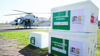 Aeronaves levam vacinas contra Covid-19 para 303 municípios gaúchos nesta sexta-feira