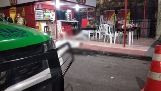 Trio é brutalmente assassinado em lanchonete