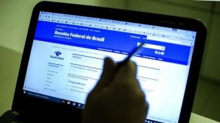 A menos de um mês do fim do prazo, quase 15 milhões de brasileiros ainda não entregaram a declaração do Imposto de Renda