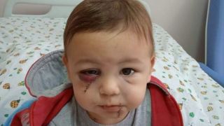 Hospitalizado e sem previsão de alta, bebê ferido em ataque a creche de SC tem cartaz de incentivo: 'Você é um guerreiro'