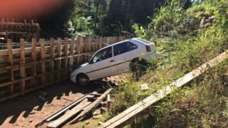 Carro cai de ponte que está passando por reforma em Dom Feliciano 