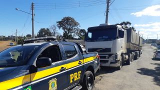 Polícia Rodoviária Federal atende acidente e prende motorista de caminhão dirigindo embriagado em Vacaria