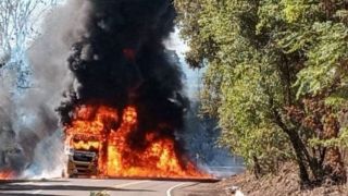 Caminhão com defensivos agrícolas pega fogo