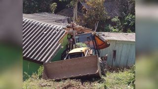 Retroescavadeira perde o controle e causa grave acidente no Bairro São Francisco
