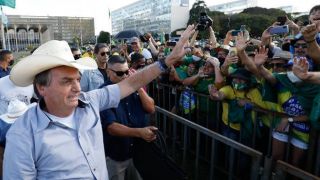 Bolsonaro critica os “idiotas do fique em casa” e mira revés no Congresso Nacional
