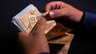 Governo federal prevê alta em índice de correção, e valor do salário mínimo pode subir mais em 2022