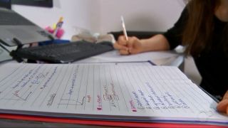 Projeto sobre “homeschooling”, de deputadas bolsonaristas, propõe mudança no Código Penal