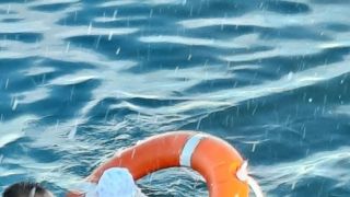  “Estava gelado, não se mexia”, diz guarda-civil espanhol que resgatou bebê em mar espanhol