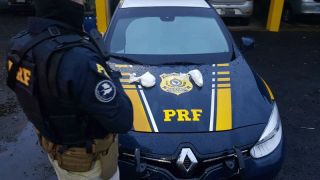 PRF prende casal de traficantes; cocaína estava escondida em roupa íntima da mulher