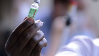 Produção de vacinas contra o coronavírus está suspensa no Brasil por falta de insumos