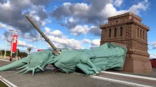 Ventania causada por ciclone derruba estátua da Havan