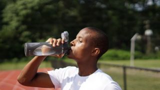 Quanto de água realmente precisamos beber por dia? Saiba como avaliar