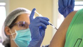 Governo gaúcho promete aplicar até setembro a primeira dose de vacina contra covid em toda a população adulta
