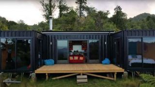 Casa 100% autossuficiente é construída com cinco contêineres