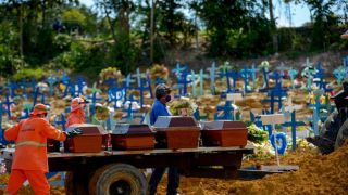 Com 500 mil mortes pela covid, Brasil deve ir além da vacinação em massa para frear vírus