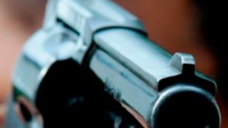 Criminosos invadem casa, rendem família e matam homem a tiros na Serra
