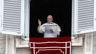 Papa Francisco passa por cirurgia e reage bem a procedimento